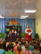 В детском саду состоялся показ кукольного спектакля «Царевна Несмеяна»